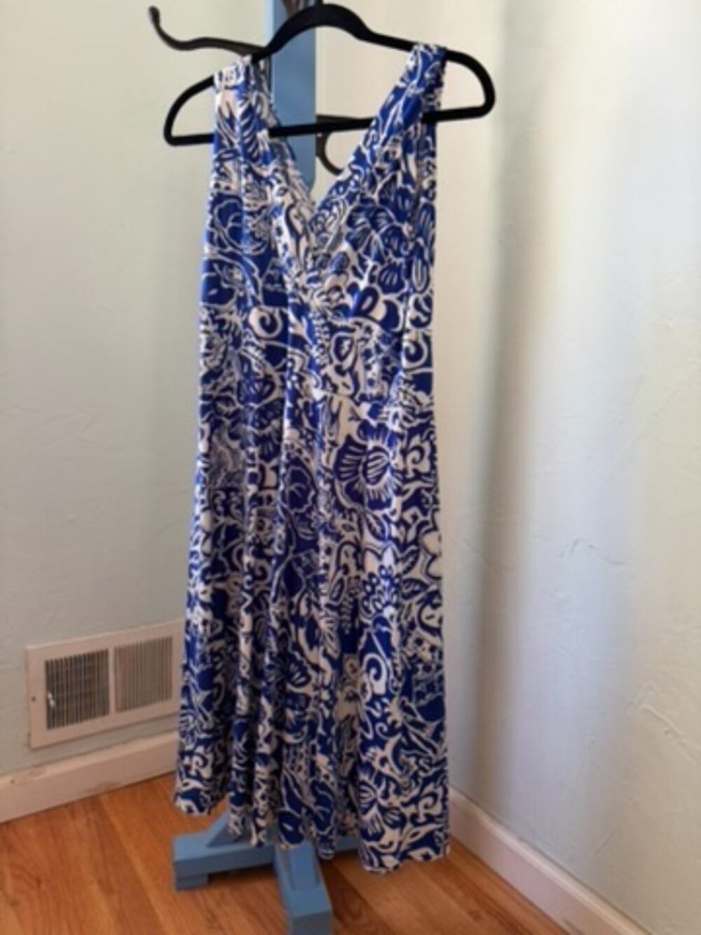 Karina Blue & White Floral Print Sleeveless V-Neck Midi Dress Size M